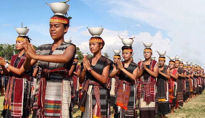 Traditional Batak Tor-Tor dance
